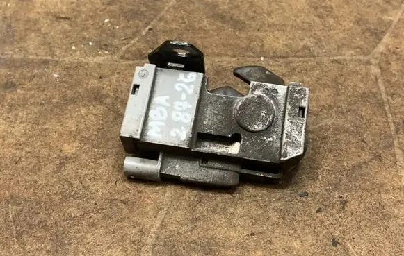 Mercedes-Benz CLS C218 X218 Engine bonnet/hood lock/catch A2048704458