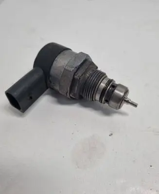 Volvo XC90 Fuel pressure regulator 057130764F 13416986 0281002854