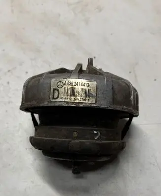 Mercedes-Benz Vito Viano W639 Engine mount bracket A6392410413 3618417 537270913