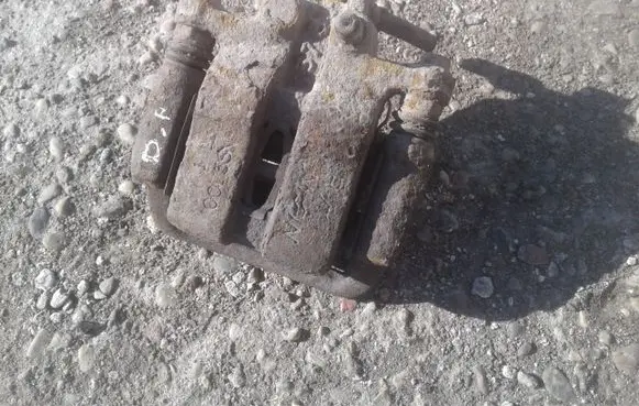 Honda FR-V Rear brake caliper