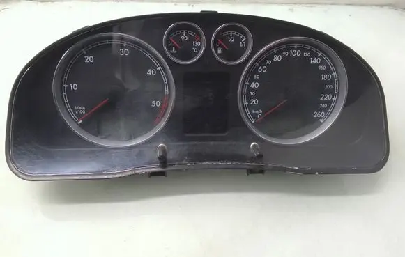 Volkswagen PASSAT B5.5 Speedometer (instrument cluster) 8B0920847E
