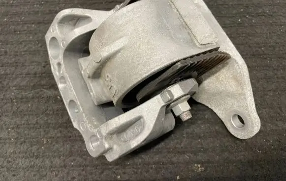 Toyota RAV 4 (XA50) Engine mount bracket