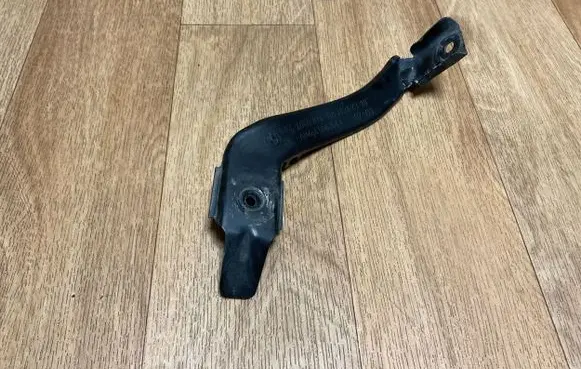 BMW 5 E60 E61 Fender mounting bracket 7060814