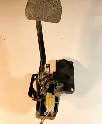 Mercedes-Benz B W245 Brake pedal A1692901001