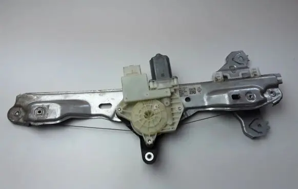 Rear window lifting mechanism without motor