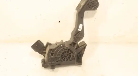 Accelerator throttle pedal