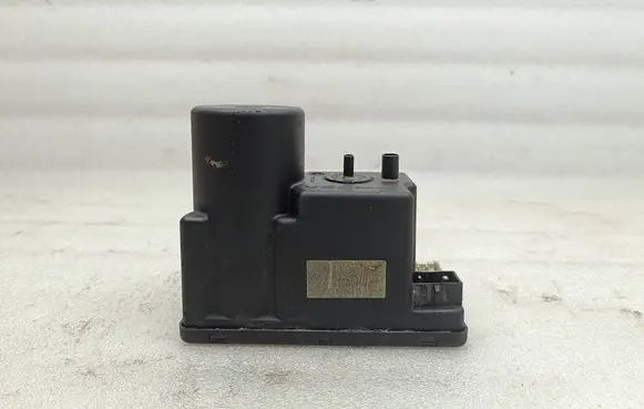 Audi A4 S4 B5 8D Central locking vacuum pump 4A0862257A