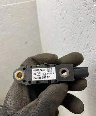 Chrysler Voyager Airbag deployment crash/impact sensor 04686957ac