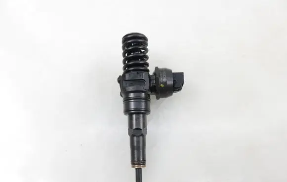 Volkswagen Golf V Fuel injector 0414720215 038130073AG