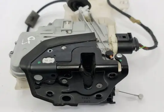 Porsche Cayenne (92A) Front door lock 8J1837015A