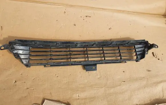 Toyota Auris E180 Front bumper lower grill 5311202680 5311202670