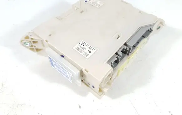 Lexus GS 300 350 430 450H Fuse module 82730-30321