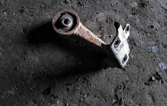 Hyundai Getz Engine mounting bracket