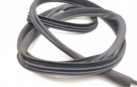 Maserati Quattroporte Front door rubber seal 