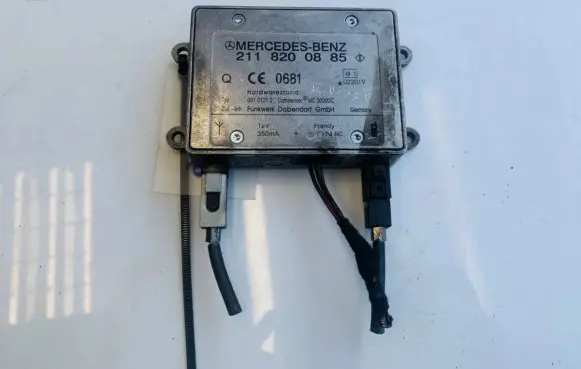 Mercedes-Benz E W211 Antenna control unit 2118200885
