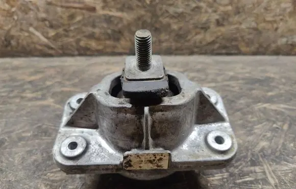 Land Rover Discovery 5 Engine mount bracket