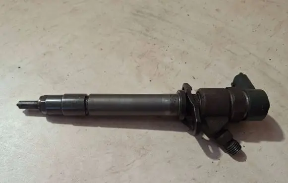 Volvo S60 Fuel injector 8658352