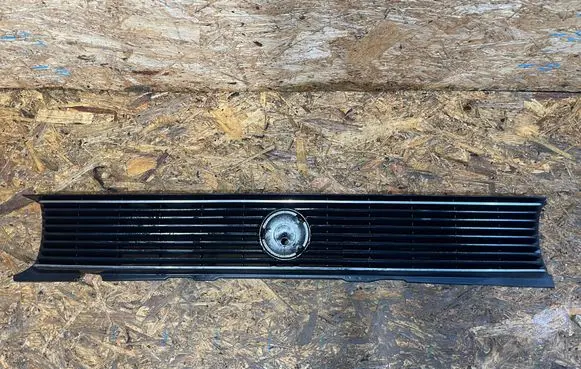 Volkswagen Polo II 86C 2F Front bumper upper radiator grill 867853653 R1881-M