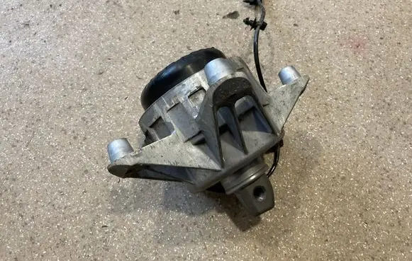 Mercedes-Benz GLE W167 Engine mount bracket A1672407300