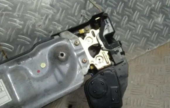 Hyundai Trajet Rear door lock