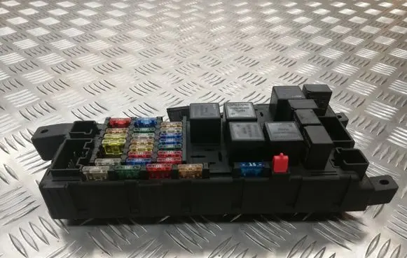 Volvo V70 Fuse module 8637841 518717004