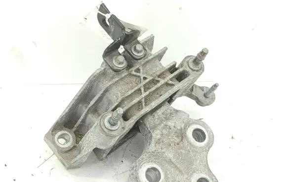 Chrysler Pacifica Engine mount bracket P68224742AD D074332617