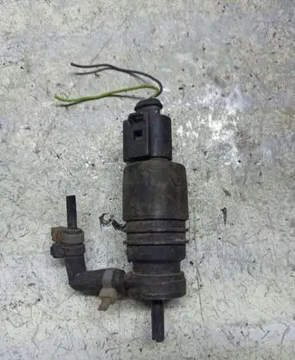 Volkswagen PASSAT B5 Windscreen/windshield washer pump