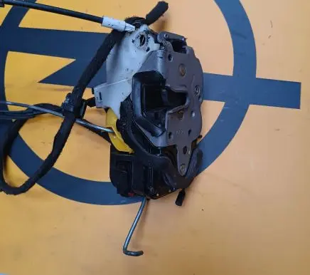 Opel Astra J Coupe door lock (next to the handle) 3023881