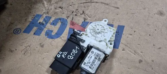 Volkswagen Golf IV Front door window regulator motor 101386101