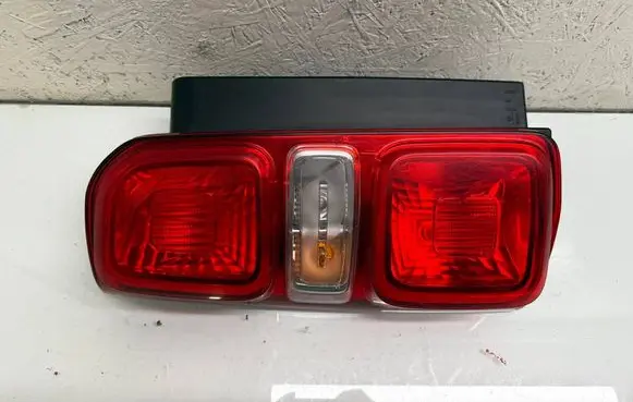 Peugeot Expert Rear/tail lights 9808243180