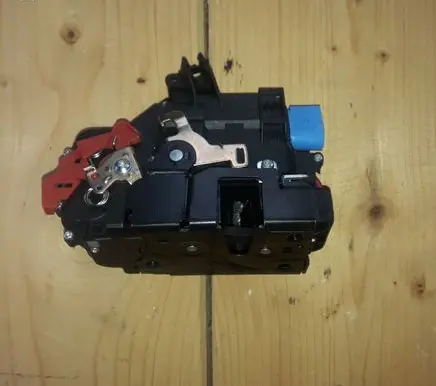 Seat Altea XL Front door lock 1P0837015