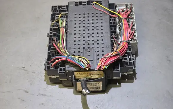 Volvo XC70 Fuse module 08679899