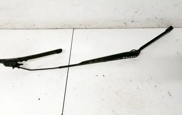 Nissan X-Trail T30 Front wiper blade arm b46la