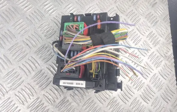 Peugeot 307 Fuse module 9657608680