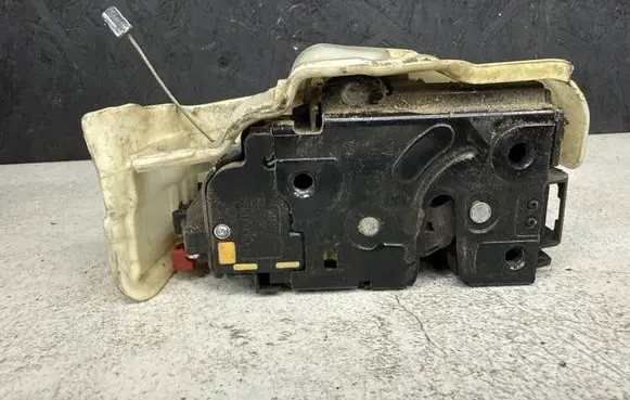 Volkswagen Golf V Front door lock