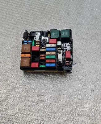 Peugeot 208 I Fuse module 9804848480