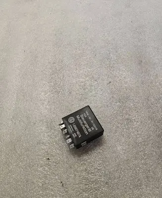 Volkswagen PASSAT B5.5 Other relay 61122415 1J0907487A
