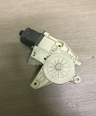 Mercedes-Benz E W212 Front door window regulator motor A2048200142