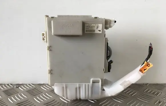 Lexus GS 300 350 430 450H Fuse module 8267030250 6D270528