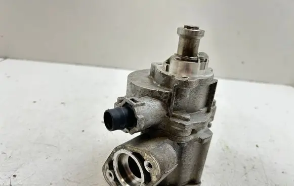 BMW 5 GT F07 Vacuum pump 7611115