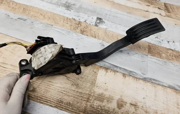 Ford C-MAX I Accelerator throttle pedal 3M519F836AF 6PV00864110