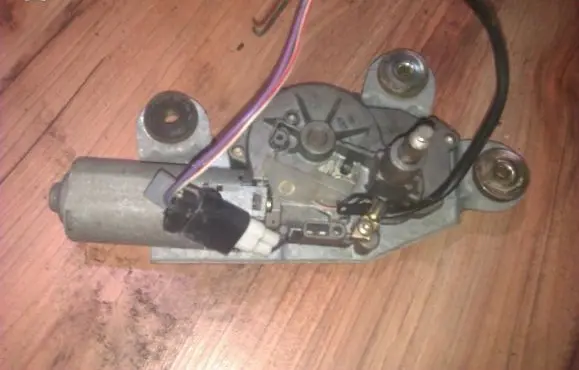 Ford Mondeo MK I Rear window wiper motor 0390201521