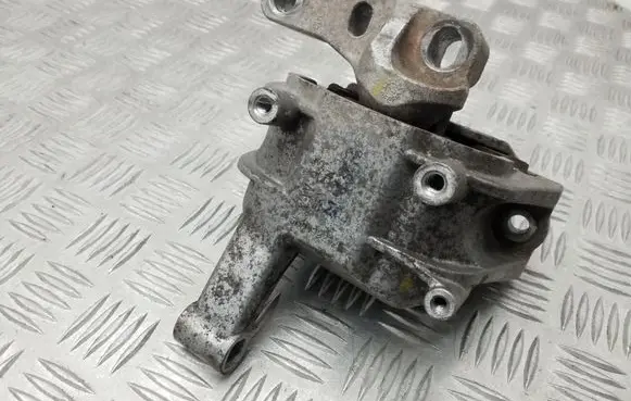 Volkswagen Tiguan Engine mount bracket 5N0199262E