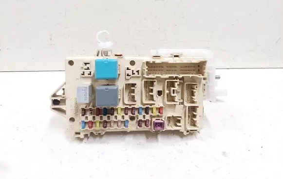 Toyota Corolla Verso E121 Fuse module 892210F010 905765
