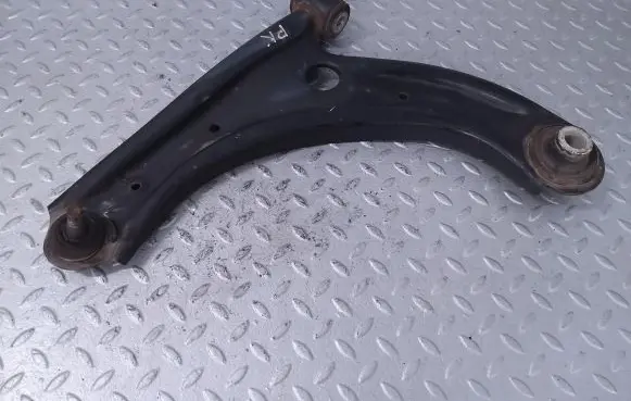 Suzuki Swift III Front lower control arm/wishbone 4520253R01