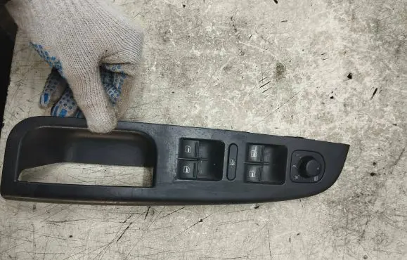 Volkswagen Jetta V Front door window switch trim 1K4868049B