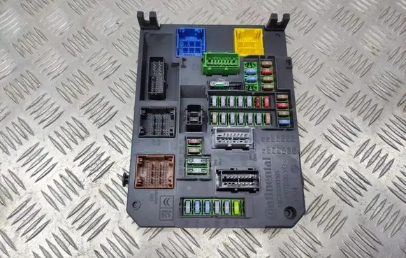 Peugeot 508 Fuse module 9664992380