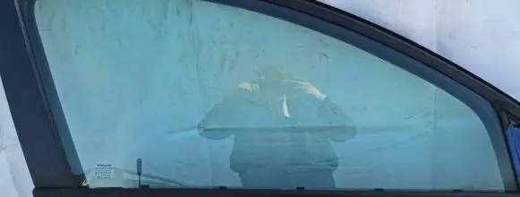 Volvo V50 Front door window glass four-door Melyna