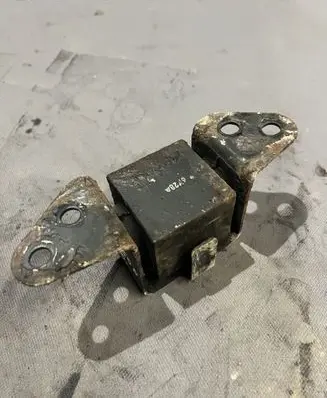 Hyundai Tucson JM Engine mount bracket