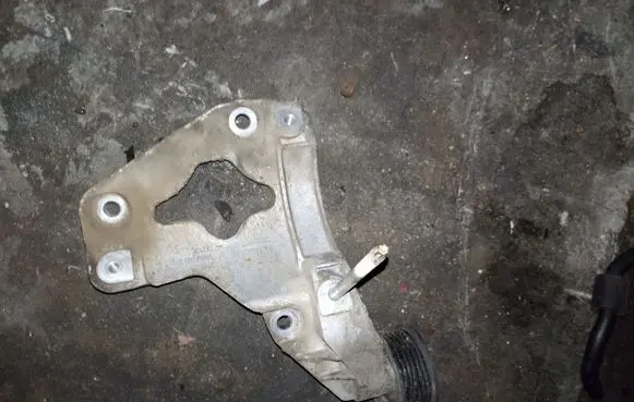 Jeep Grand Cherokee A/C compressor mount bracket VMMT03